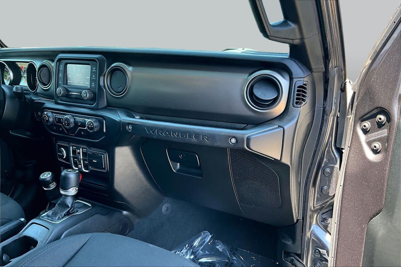 Used 2020 Granite Crystal Metallic Clearcoat Jeep Sport S image 18
