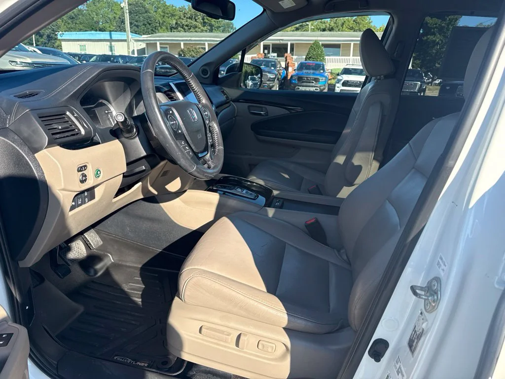 Used 2017  Honda Touring image 9