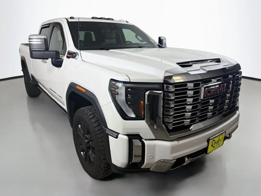 Used 2024 White Frost Tricoat GMC Denali image 4