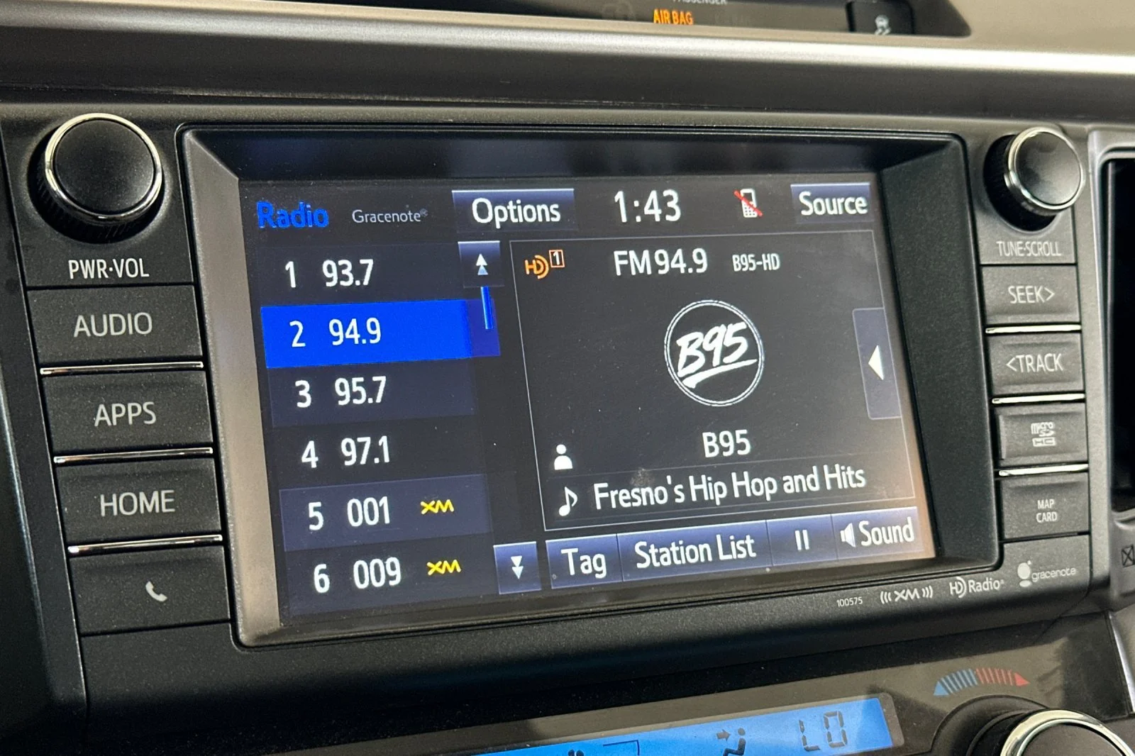 Used 2016  Toyota XLE image 18