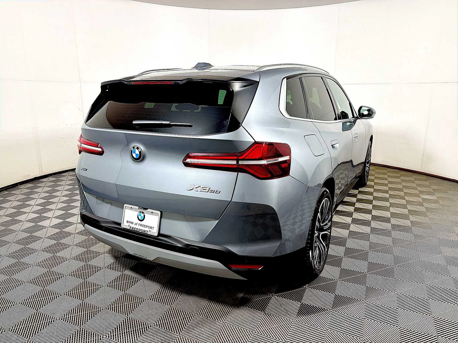 Used 2026 Skyscraper Grey Metallic BMW 30 xDrive image 6