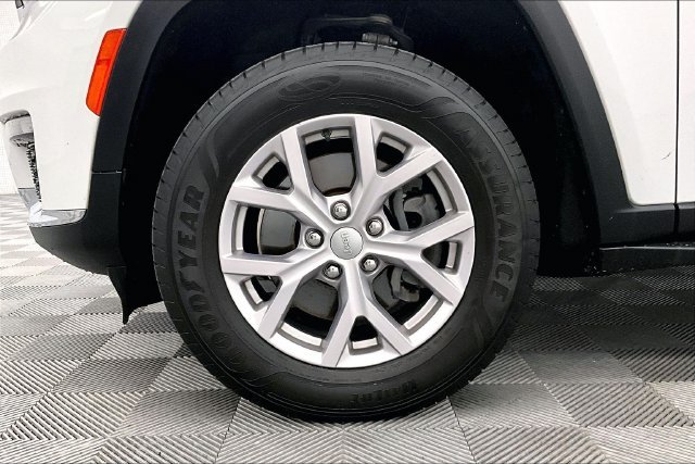 Used 2022 Bright White Clearcoat Jeep Limited image 10