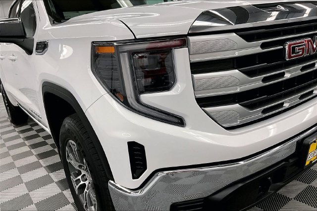 Used 2023 Summit White GMC SLE image 33