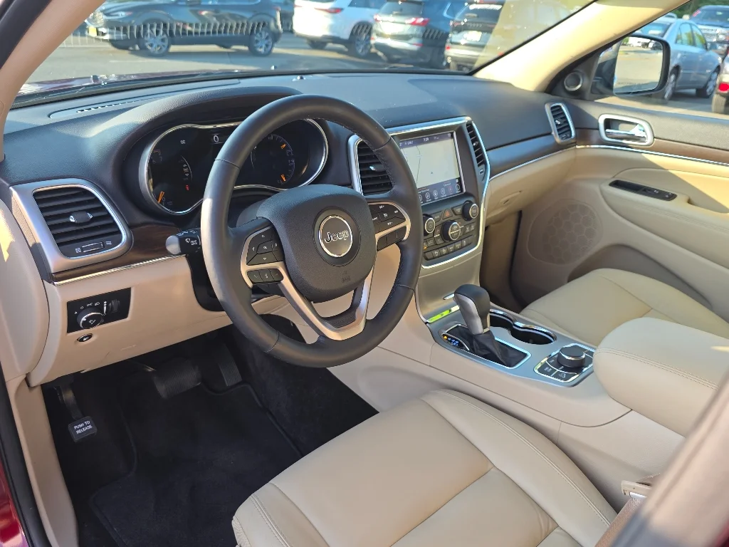 Used 2018 Velvet Red Pearl Coat Jeep Limited image 32