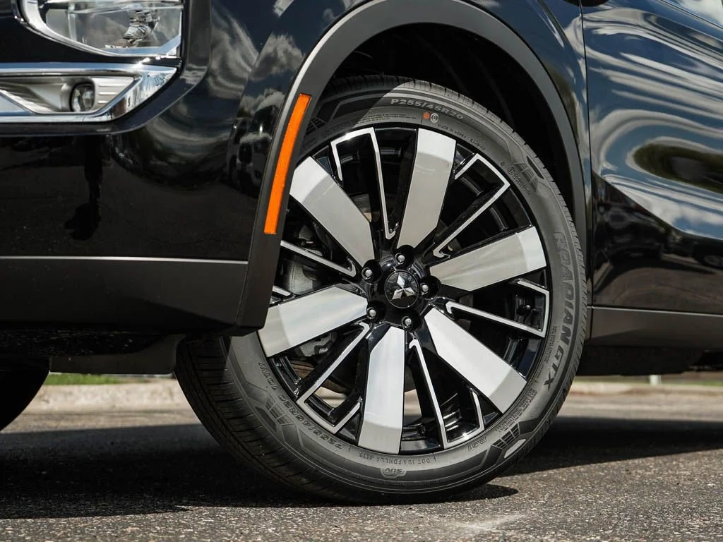 New 2026 Labrador Black Pearl Mitsubishi SE image 6