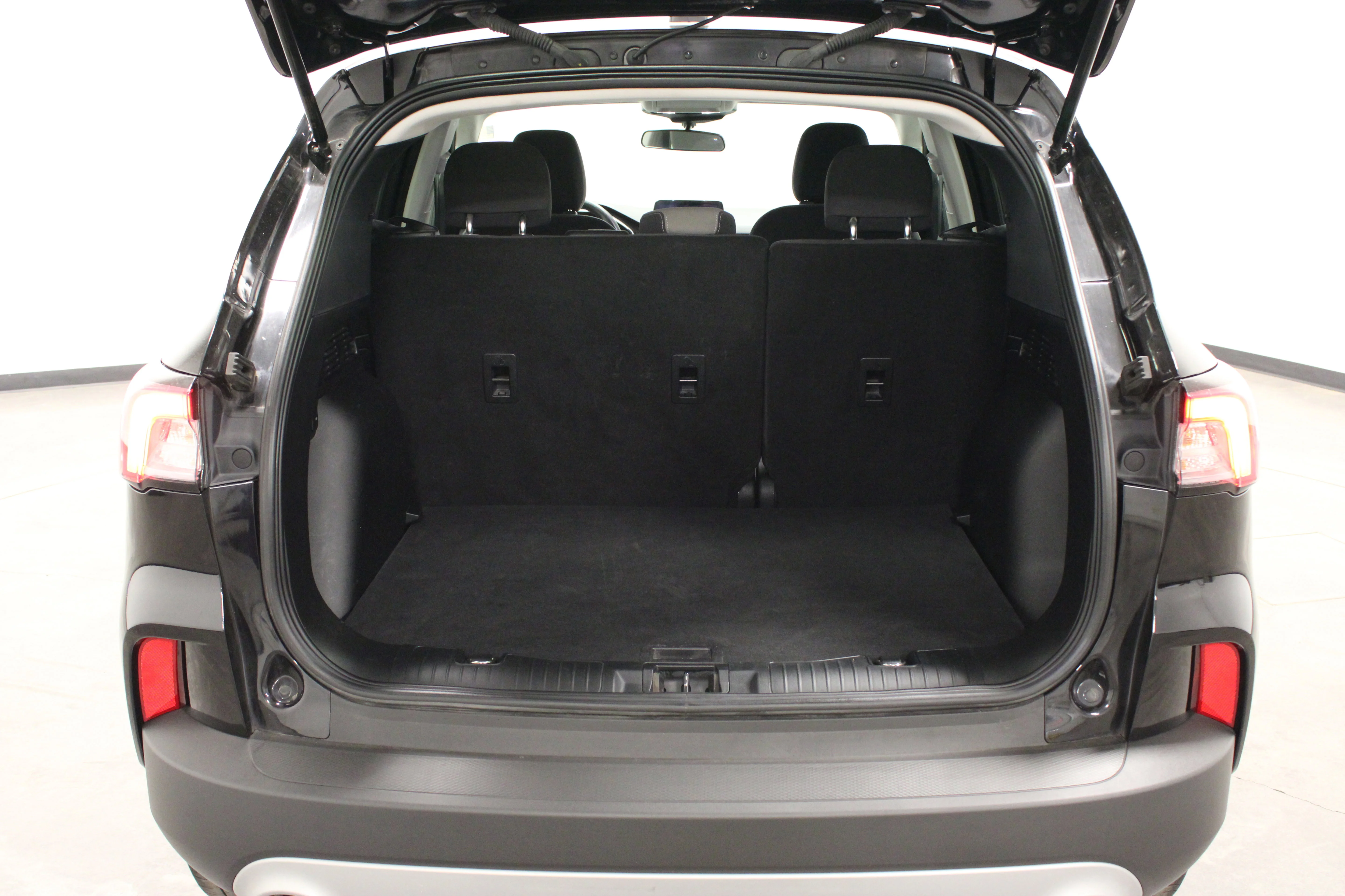 Used 2021 Agate Black Metallic Ford SE image 12