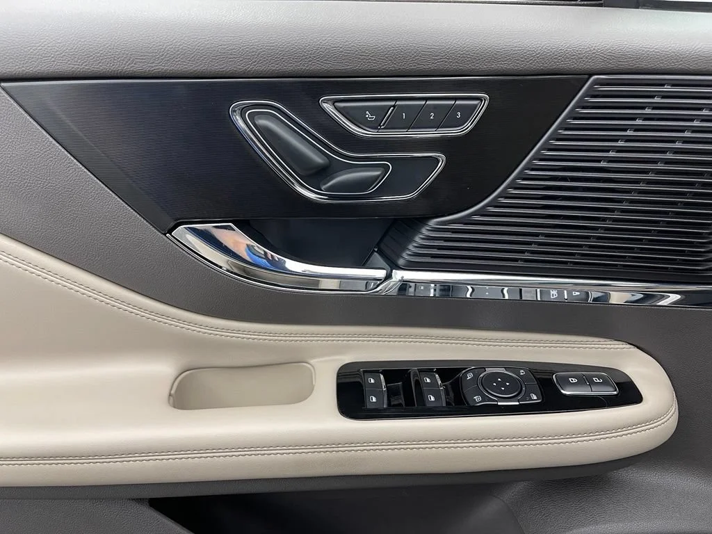 Used 2022 Blue Lincoln Reserve image 18