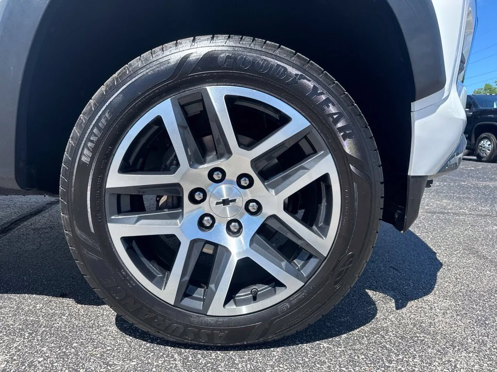 Used 2023 Summit White Chevrolet Z71 image 9