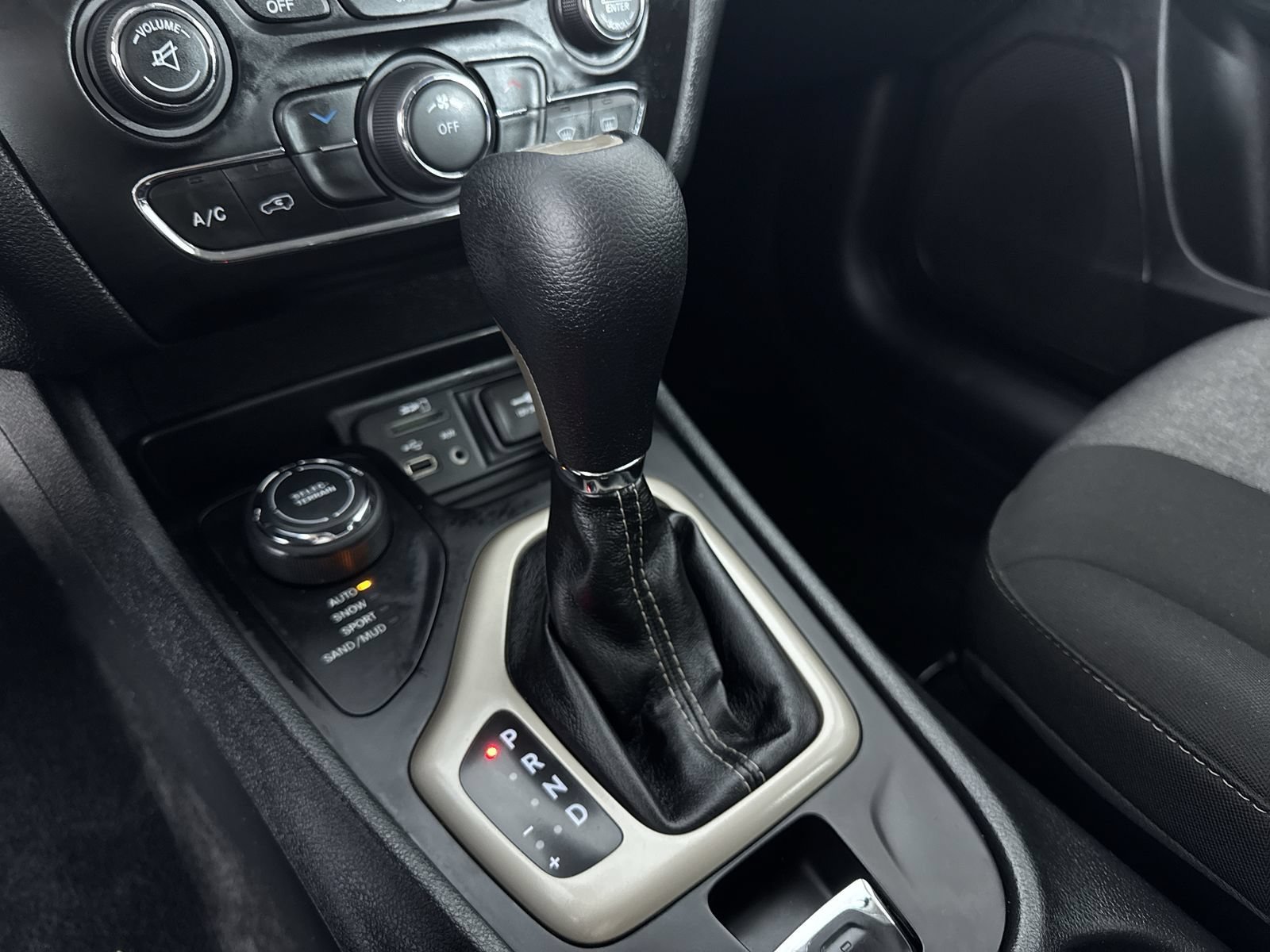 Used 2014 Eco Green Pearlcoat Jeep Latitude image 26