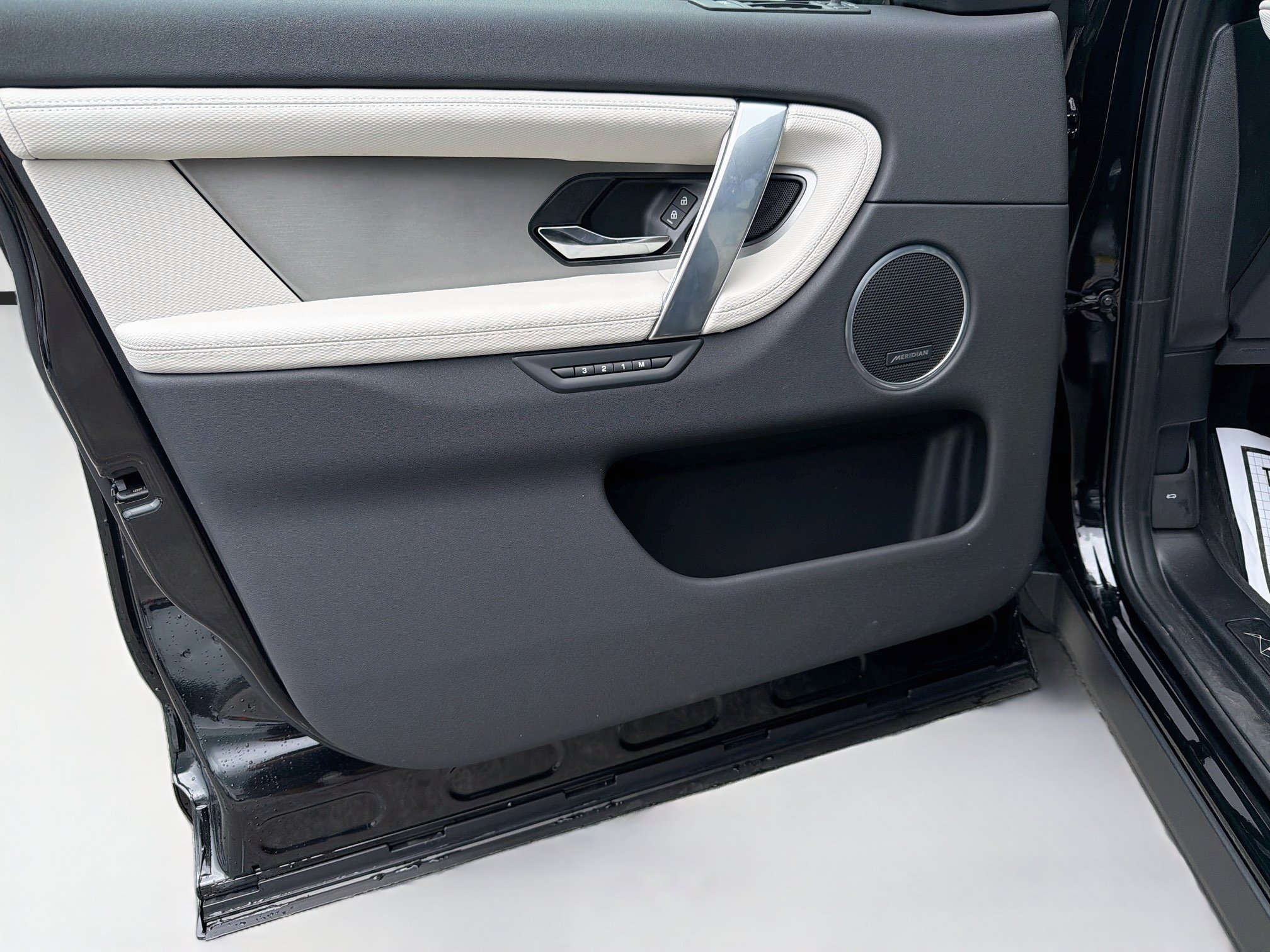 New 2026 Santorini Black Land Rover Landmark image 21