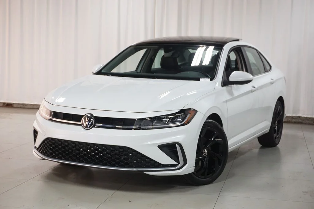 Certified Used 2025 Pure White Volkswagen 1.5T SE image 11