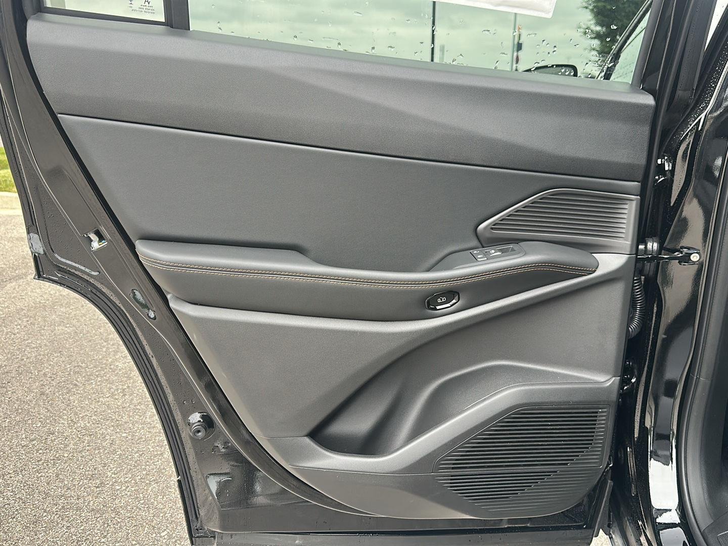 New 2026 Diamond Black Crystal Pearl-Coat Exterior Paint Jeep Limited image 24