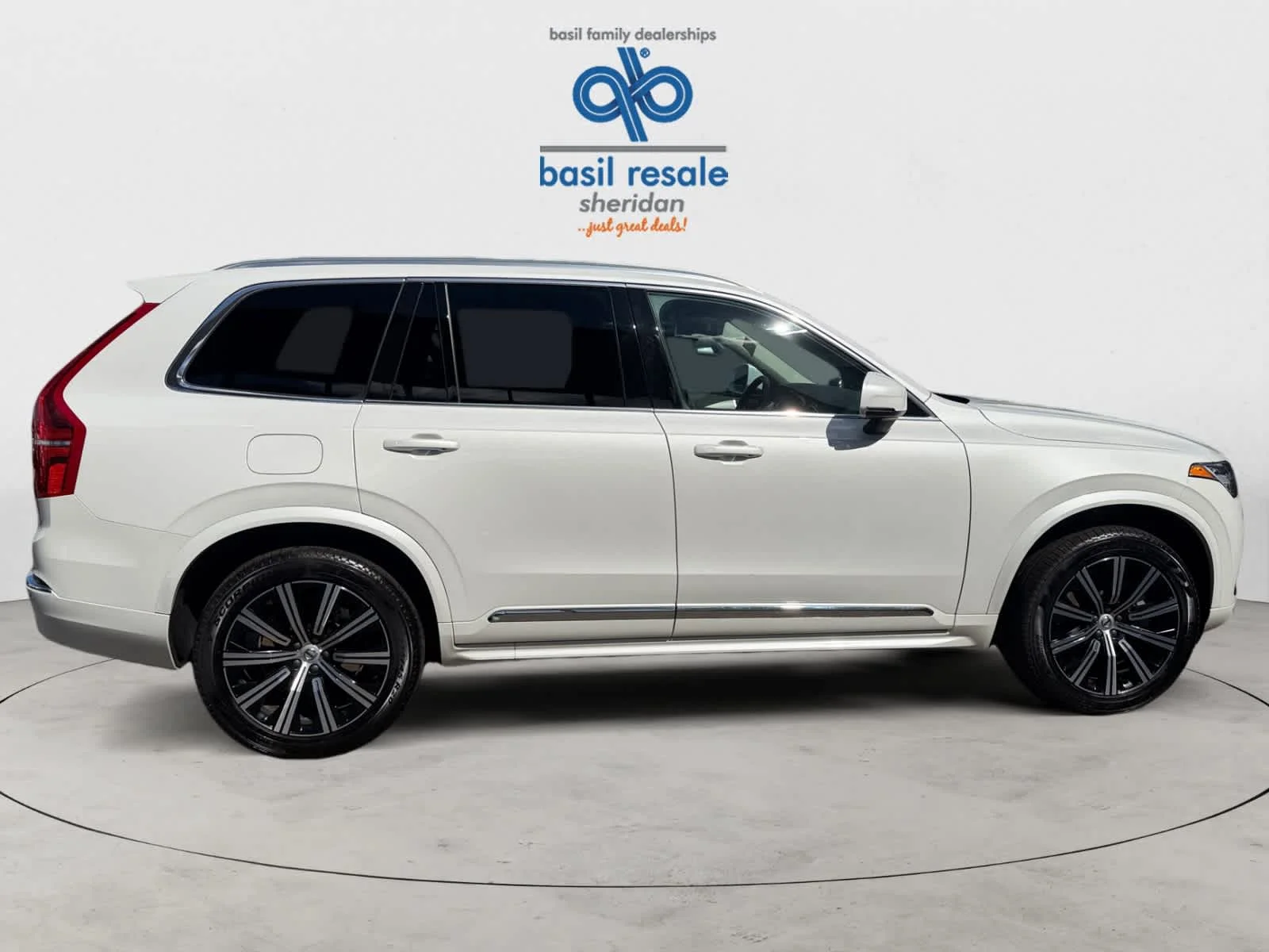 Used 2025 Crystal White Metallic Volvo Core image 8