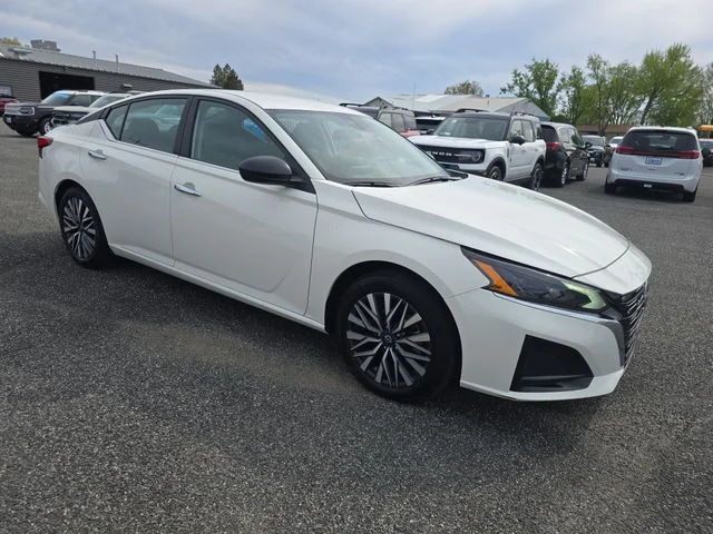 Used 2025 Glacier White Nissan 2.5 SV image 11