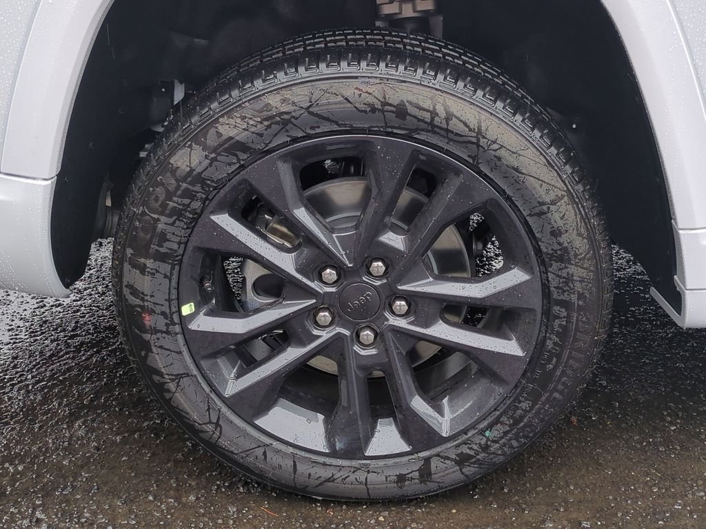 New 2026 Bright White Clear-Coat Exterior Paint Jeep Limited image 9