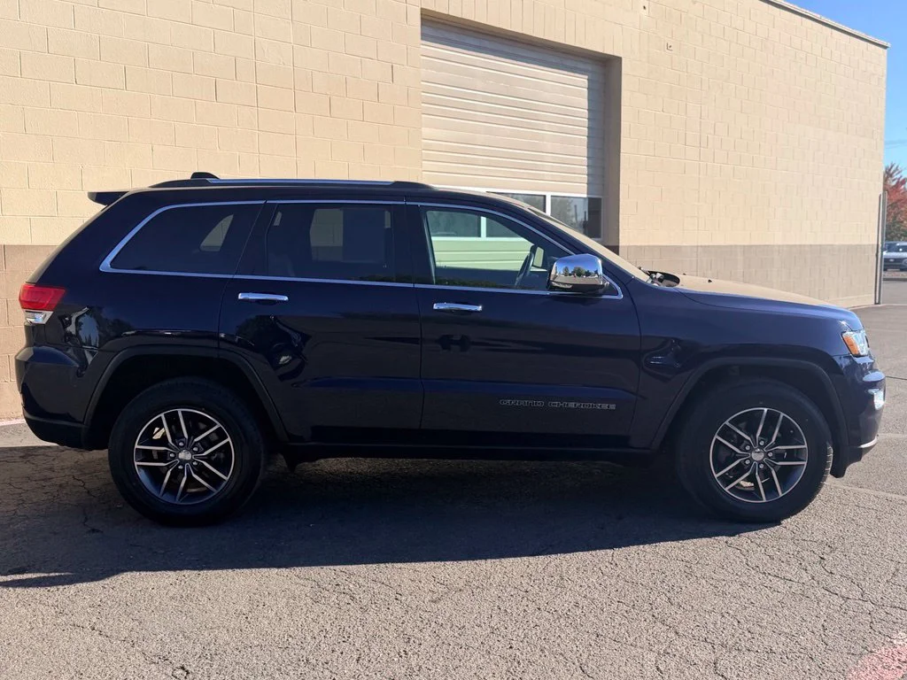 Used 2018 True Blue Pearlcoat Jeep Limited image 3