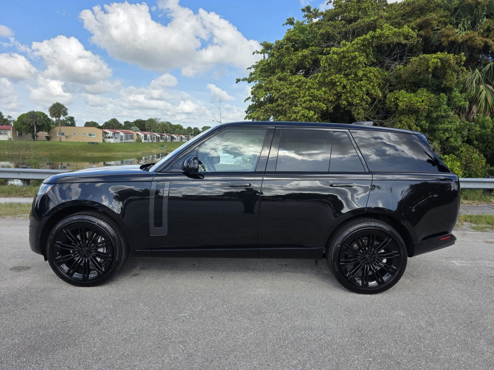 New 2026 Santorini Black Metallic Land Rover P400 SE image 7
