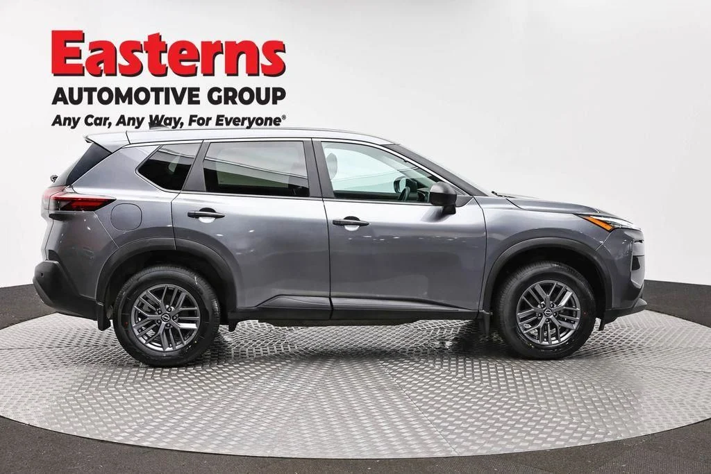 Used 2023 Gray Nissan S image 4