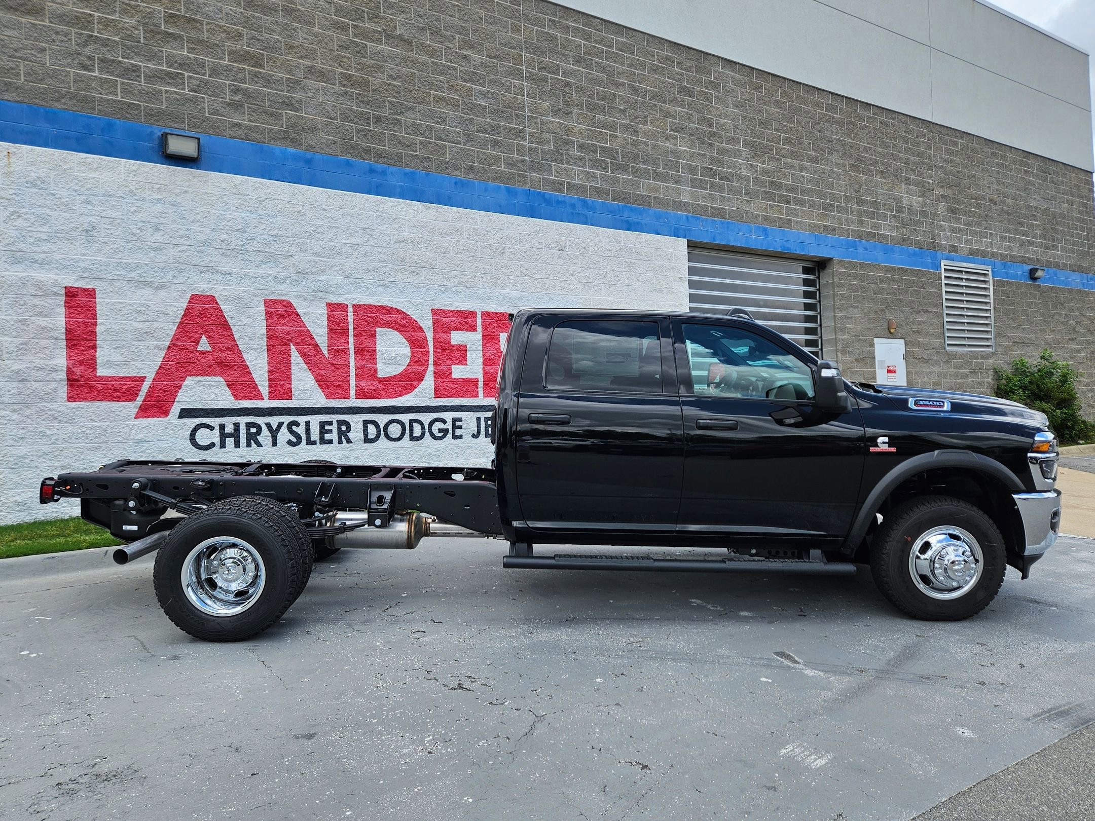 New 2026 Diamond Black Crystal Pearl-Coat Exterior Paint RAM Tradesman image 8