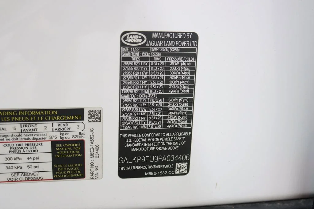Used 2023 White Land Rover SE image 40