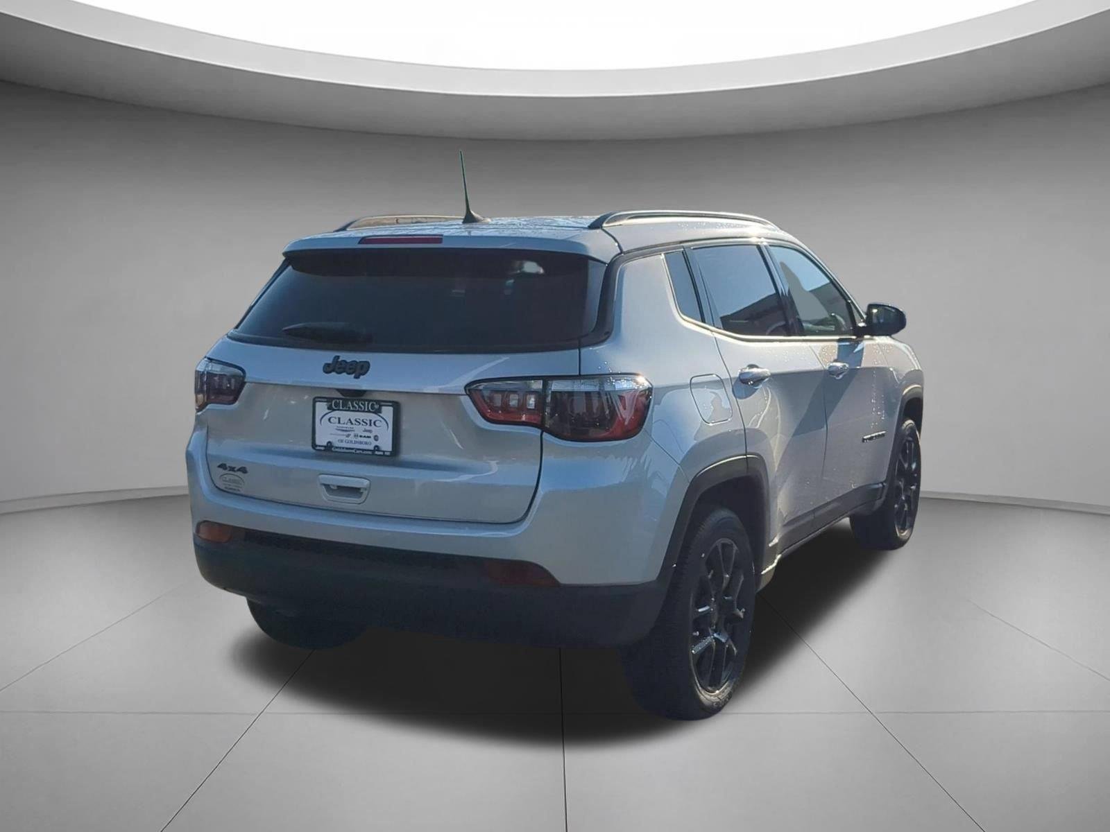 New 2026 Silver Zynith Metallic Clear-Coat Exterior Paint Jeep Latitude Altitude image 5