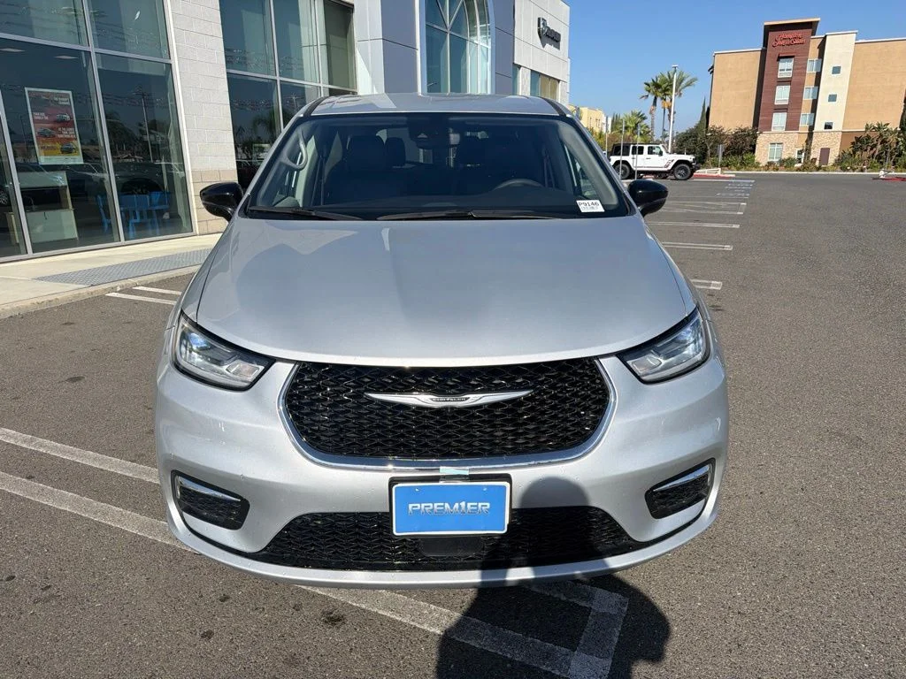 Used 2024 Silver Chrysler Touring L image 8
