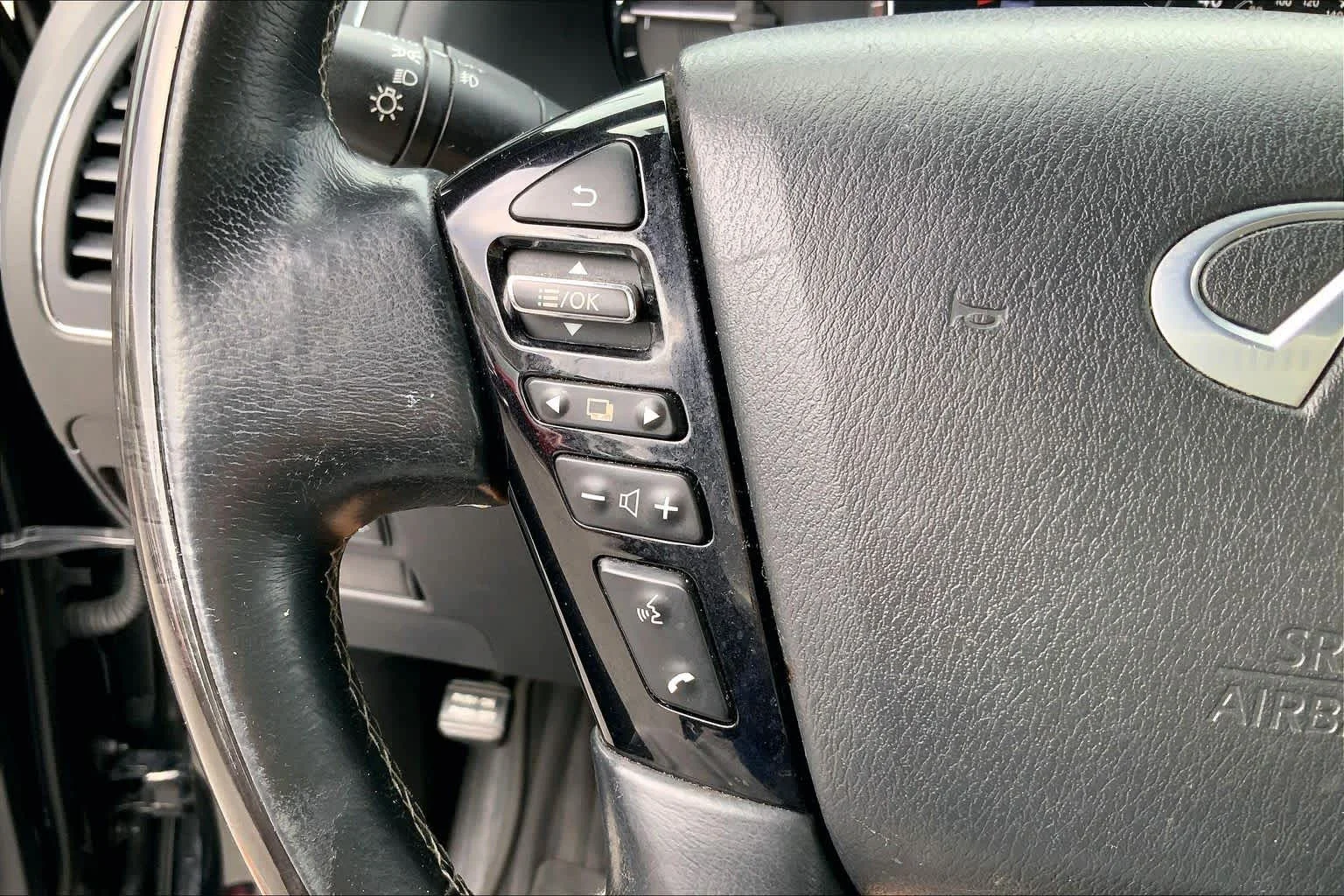 Used 2020 Black Obsidian INFINITI LUXE image 23