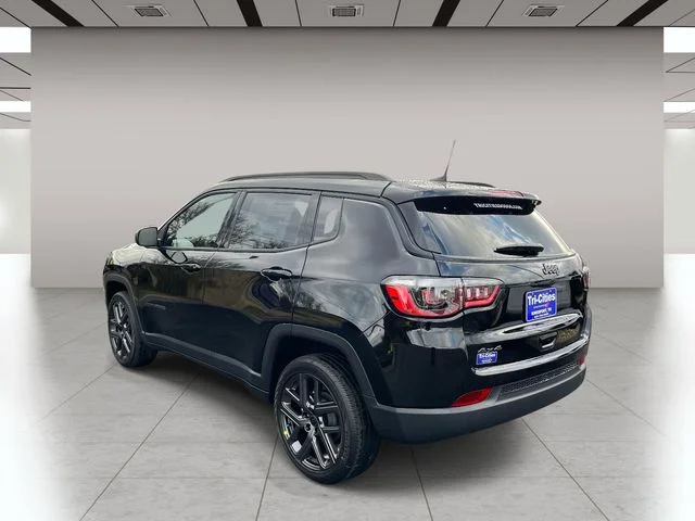 New 2026 Diamond Black Crystal Pearlcoat Jeep Latitude image 4