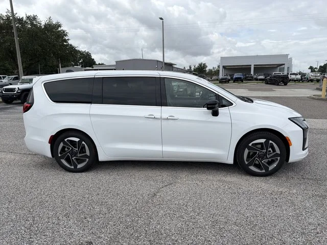 New 2027 Bright White Clear-Coat Exterior Paint Chrysler Limited image 3