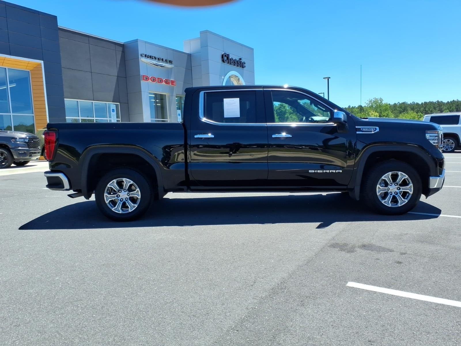 Used 2025 Onyx Black GMC SLT image 10
