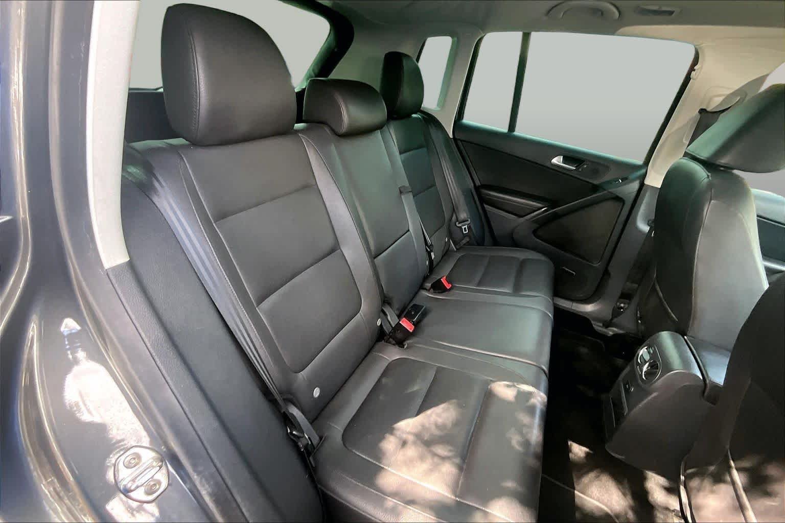 Used 2014 Pepper Gray Metallic Volkswagen SEL image 20
