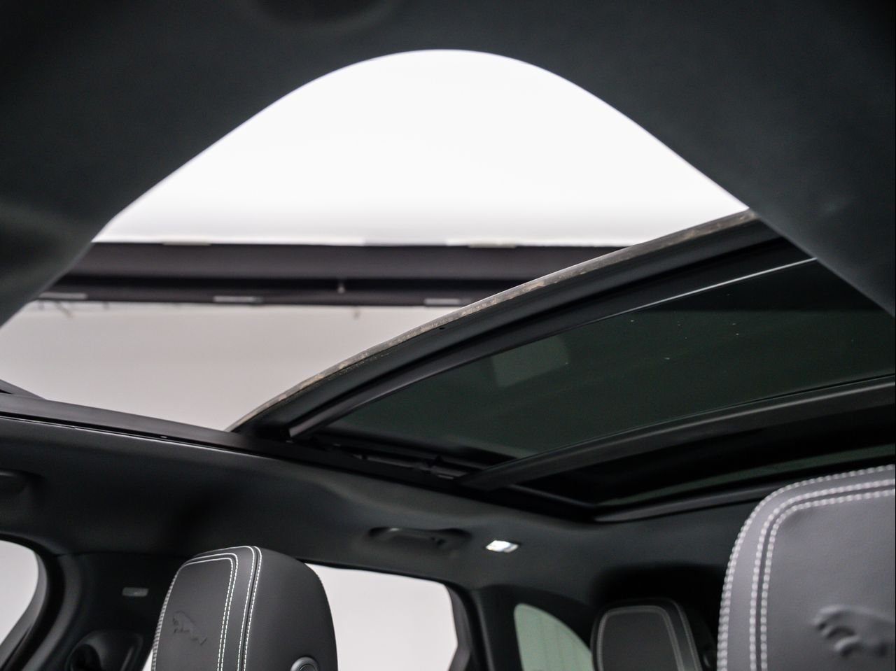 2025 Jaguar F-PACE R-Dynamic S - Photo 14
