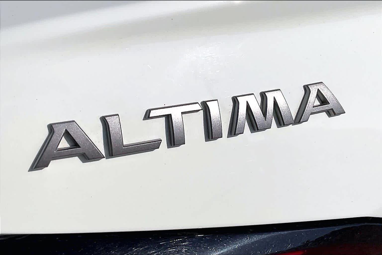 Used 2025 Glacier White Nissan SR image 30
