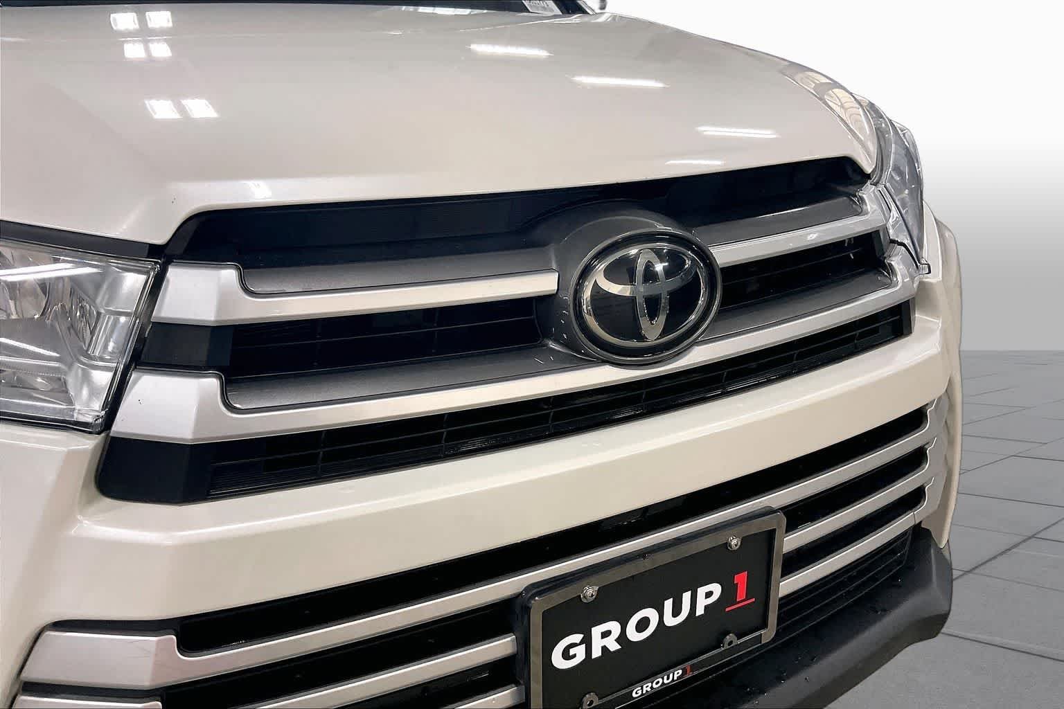 Used 2019 Blizzard Pearl Toyota XLE image 30