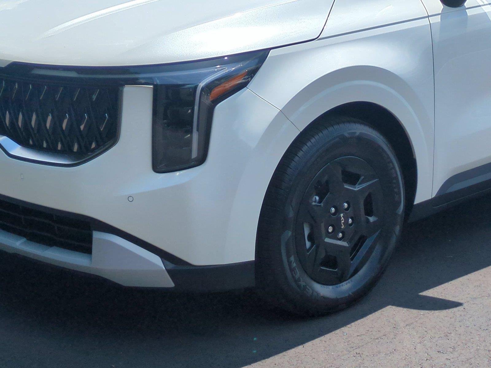 New 2026 Snow White Pearl Kia LXS image 9