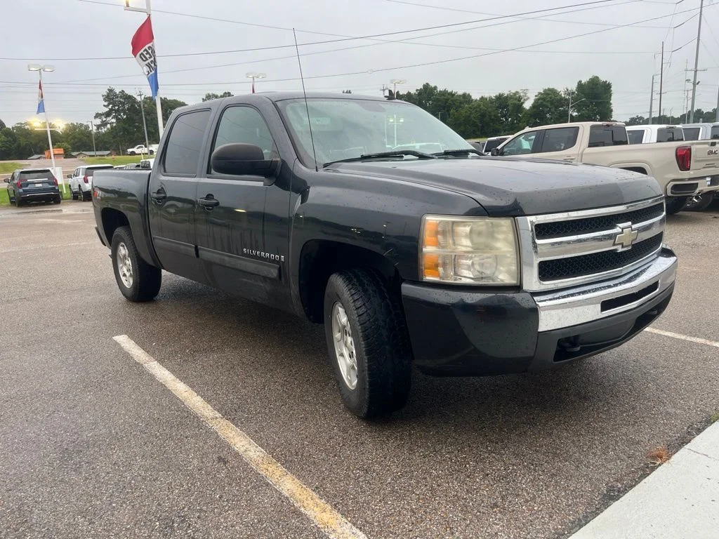 Used 2009 Black Chevrolet LT image 2