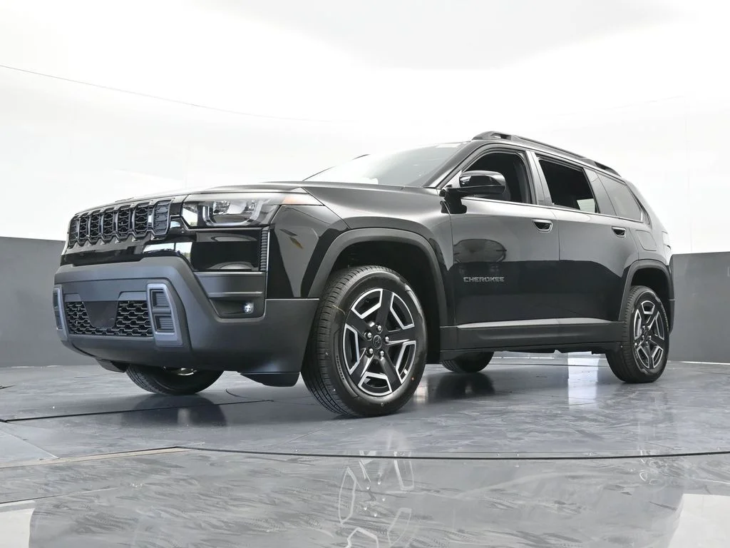 New 2026 Diamond Black Crystal Pearl-Coat Exterior Paint Jeep Laredo image 47