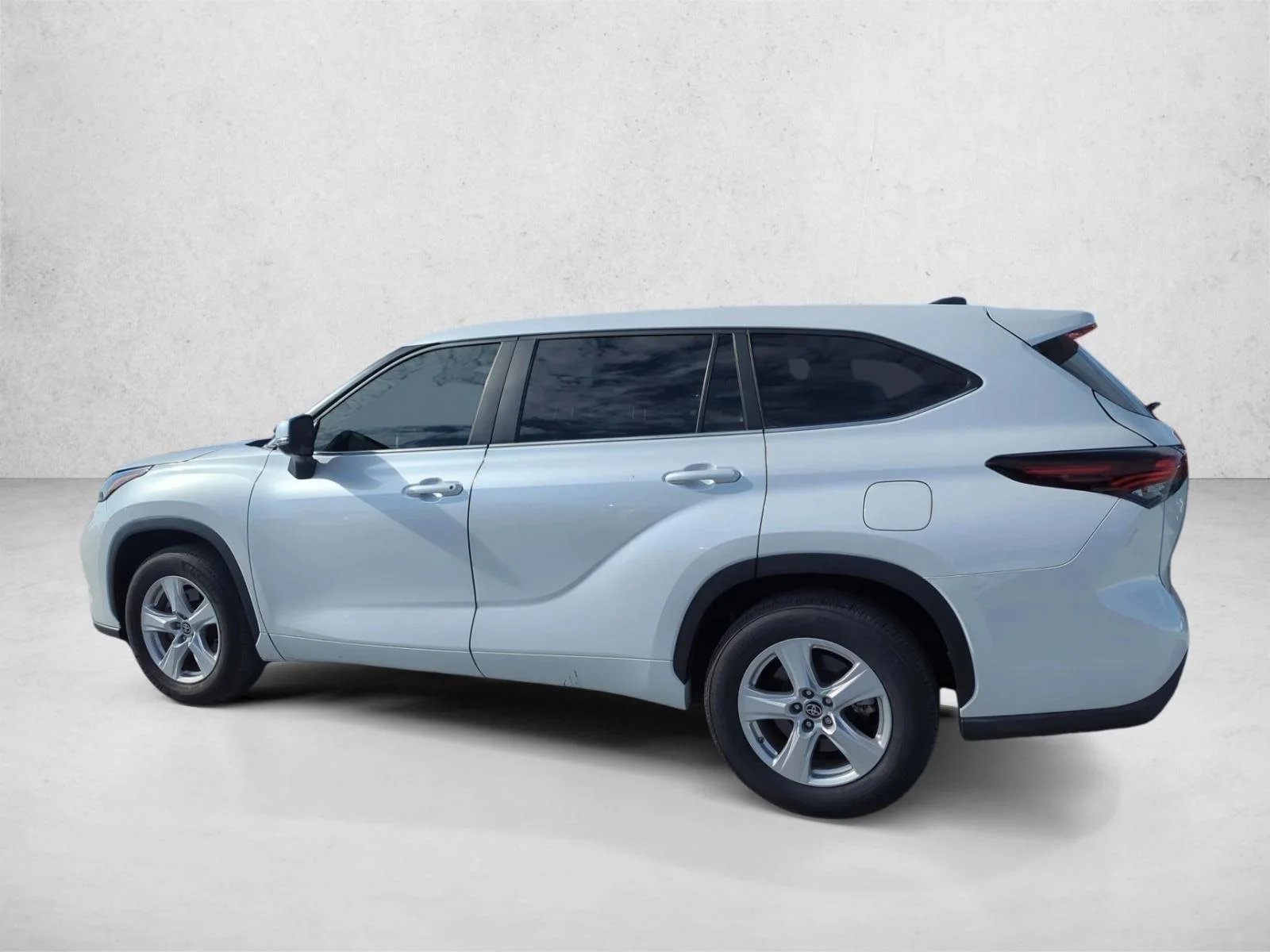 Used 2024 Wind Chill Pearl Toyota LE image 5