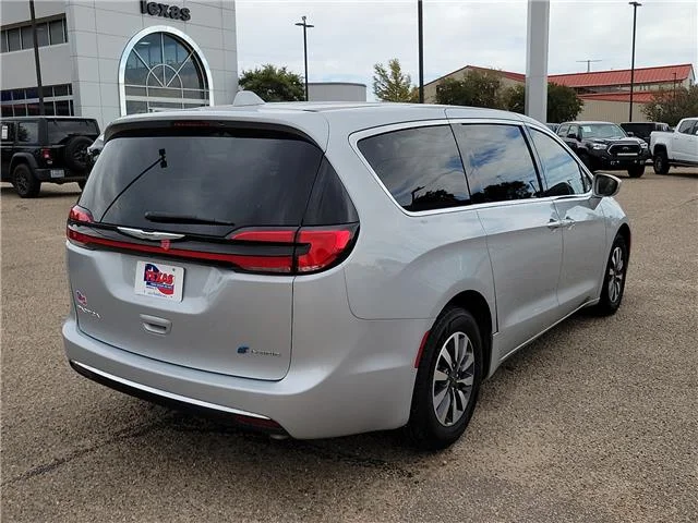 Used 2022  Chrysler Touring L Front-Wheel Drive Passenger image 4