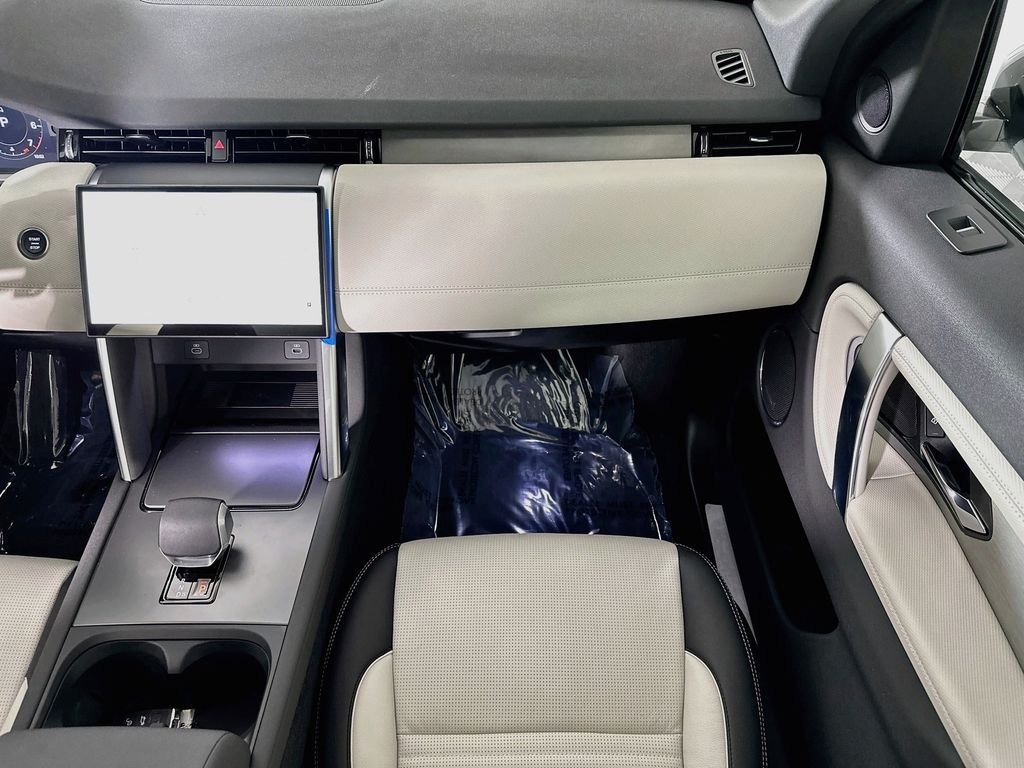Used 2025  Land Rover SE image 26