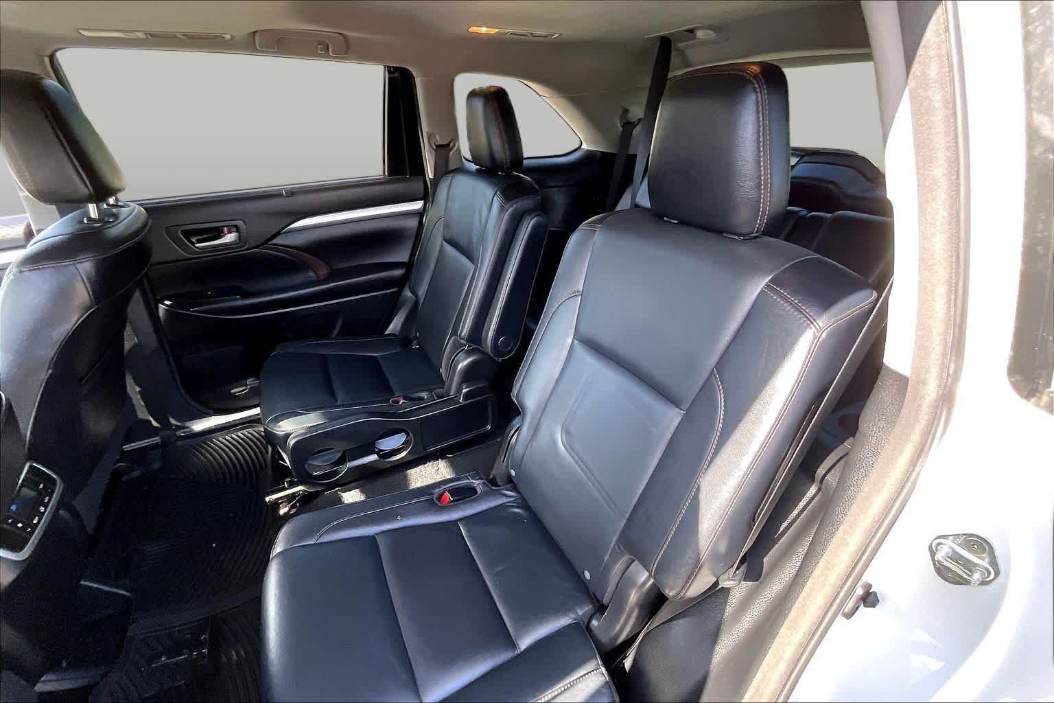 Used 2016 Blizzard Pearl Toyota XLE image 21