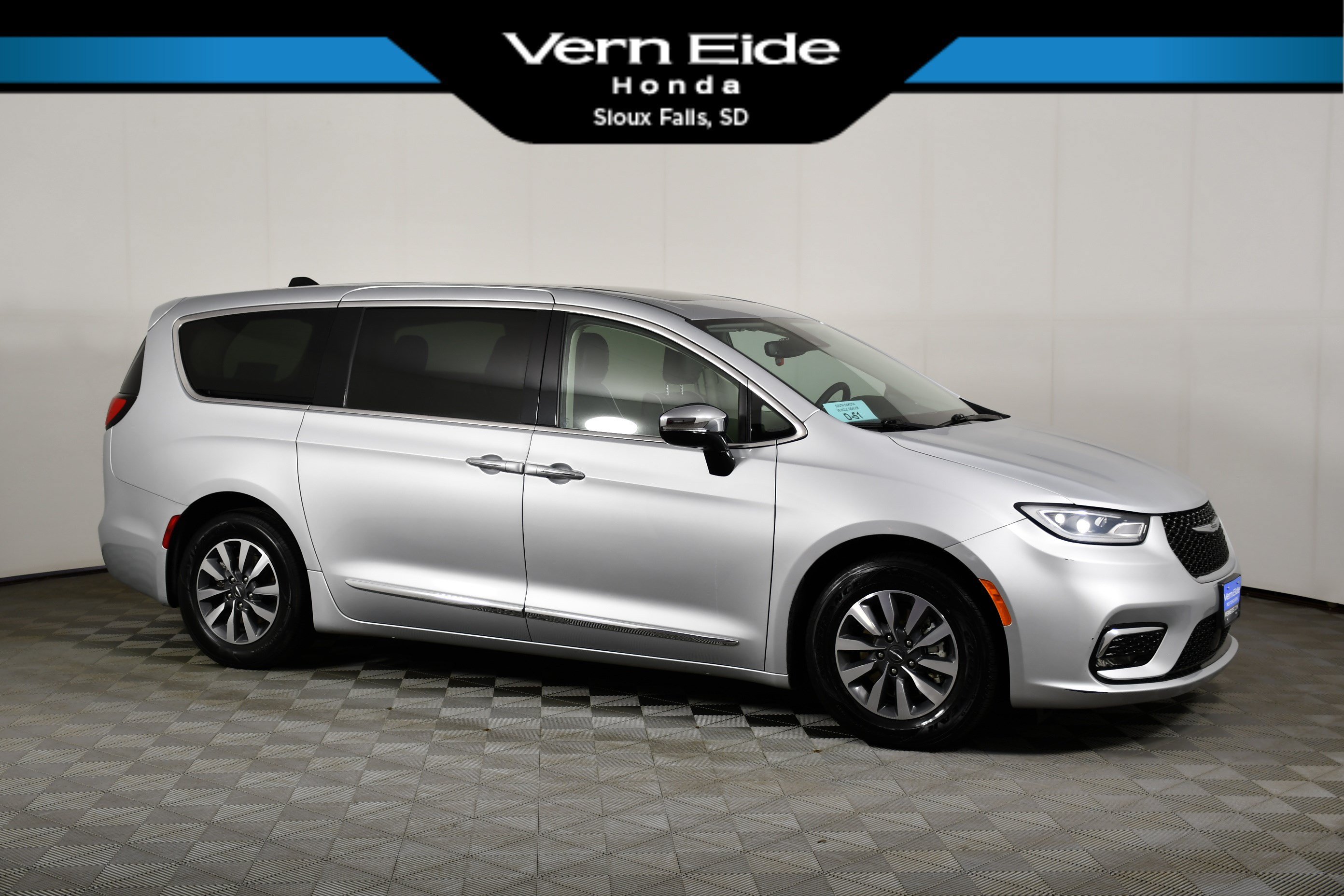 2023 Chrysler Pacifica Hybrid Limited Hybrid's photo