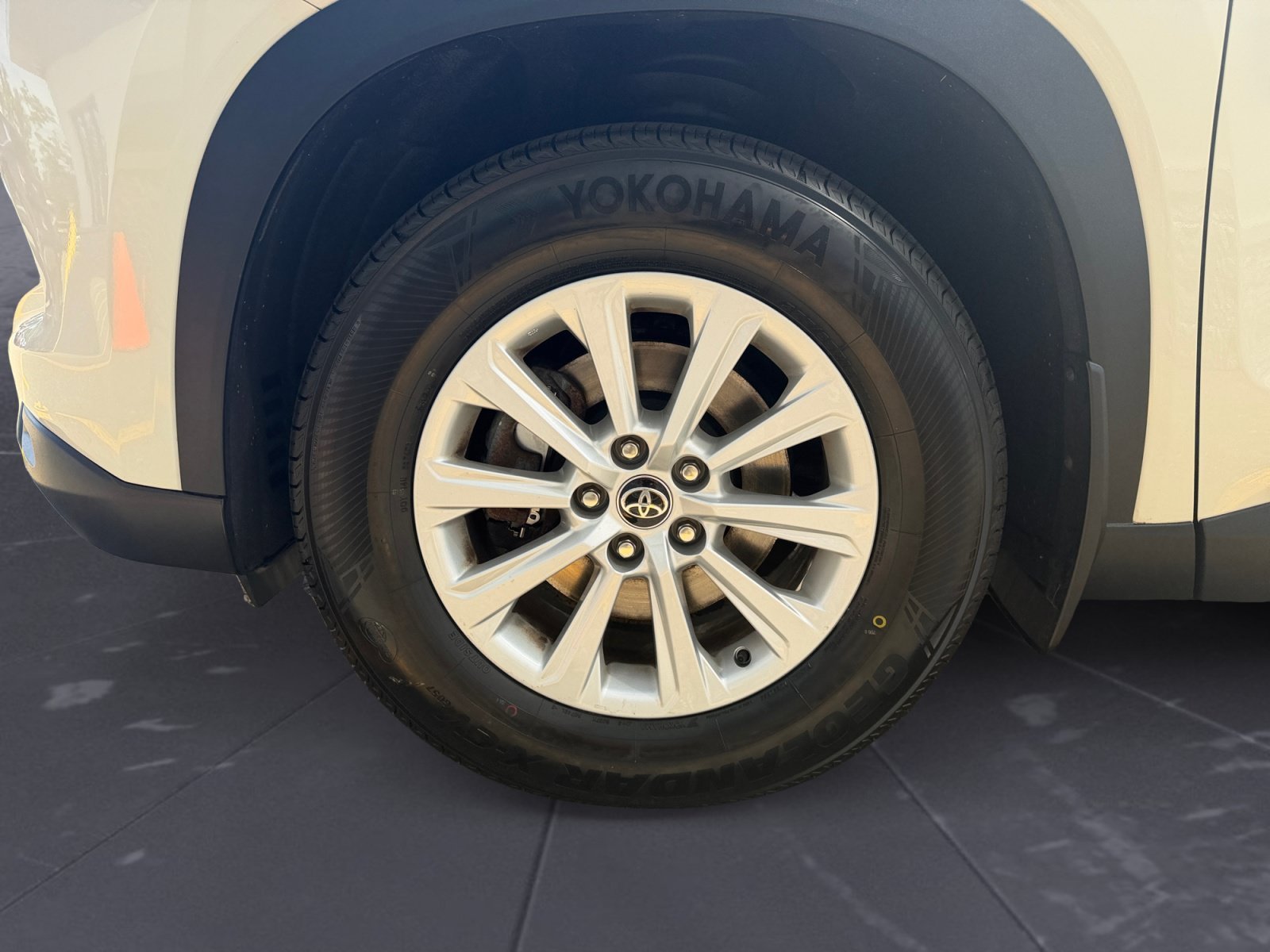 Used 2024 Cream Toyota XLE image 43