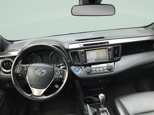 Used 2018 White Toyota SE image 14