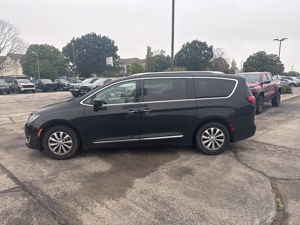 Used 2018 Black Chrysler Touring L image 4