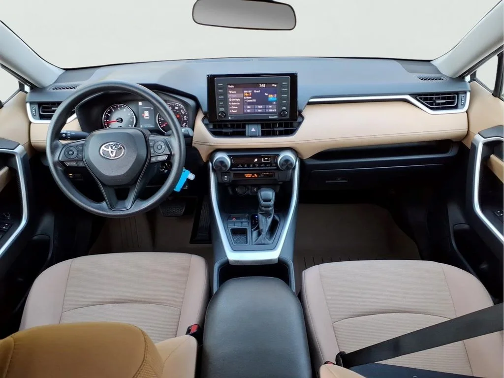 Used 2022 White Toyota LE image 23
