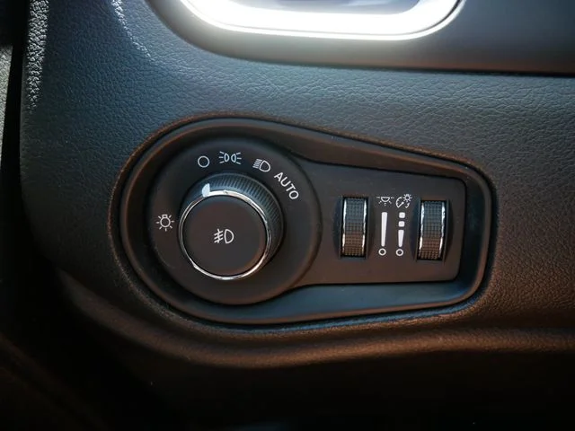 Used 2018 Red Jeep Latitude image 16