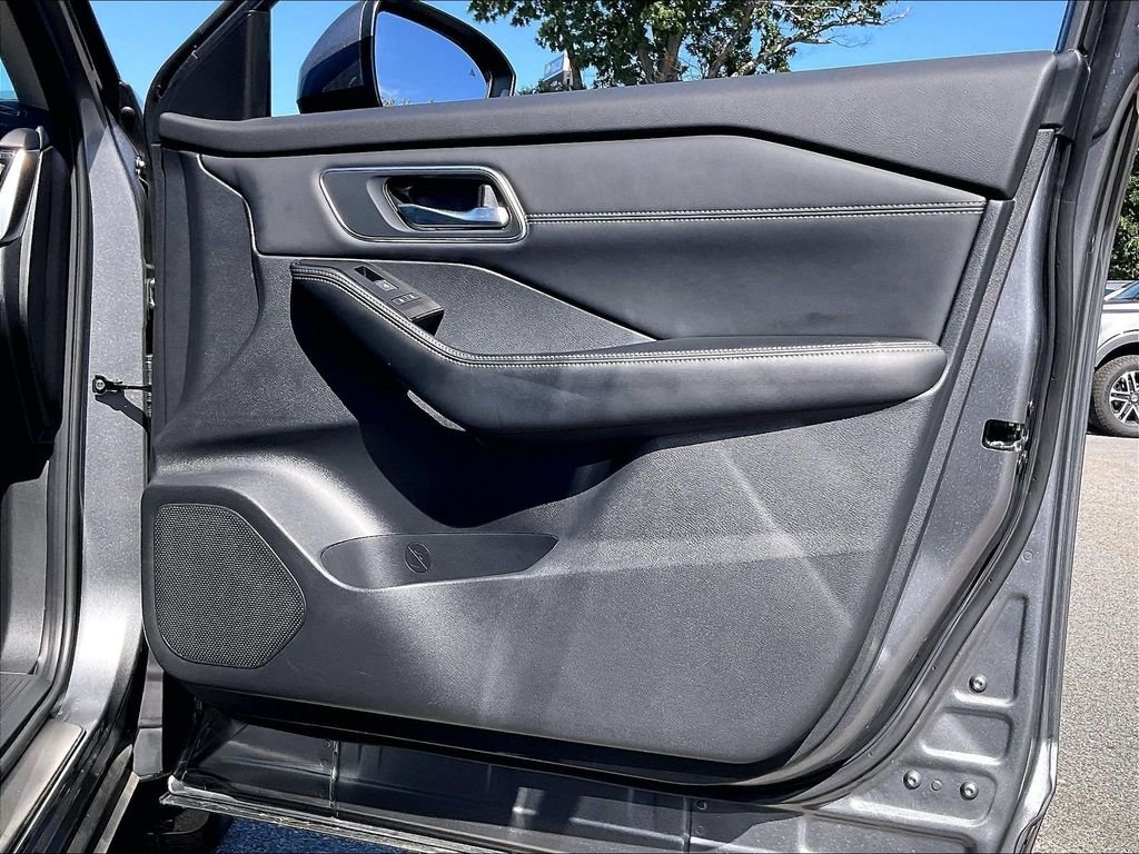 Used 2025 Gun Metallic Nissan Platinum image 11