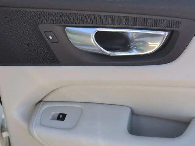 Used 2021 White Volvo T5 Momentum image 33