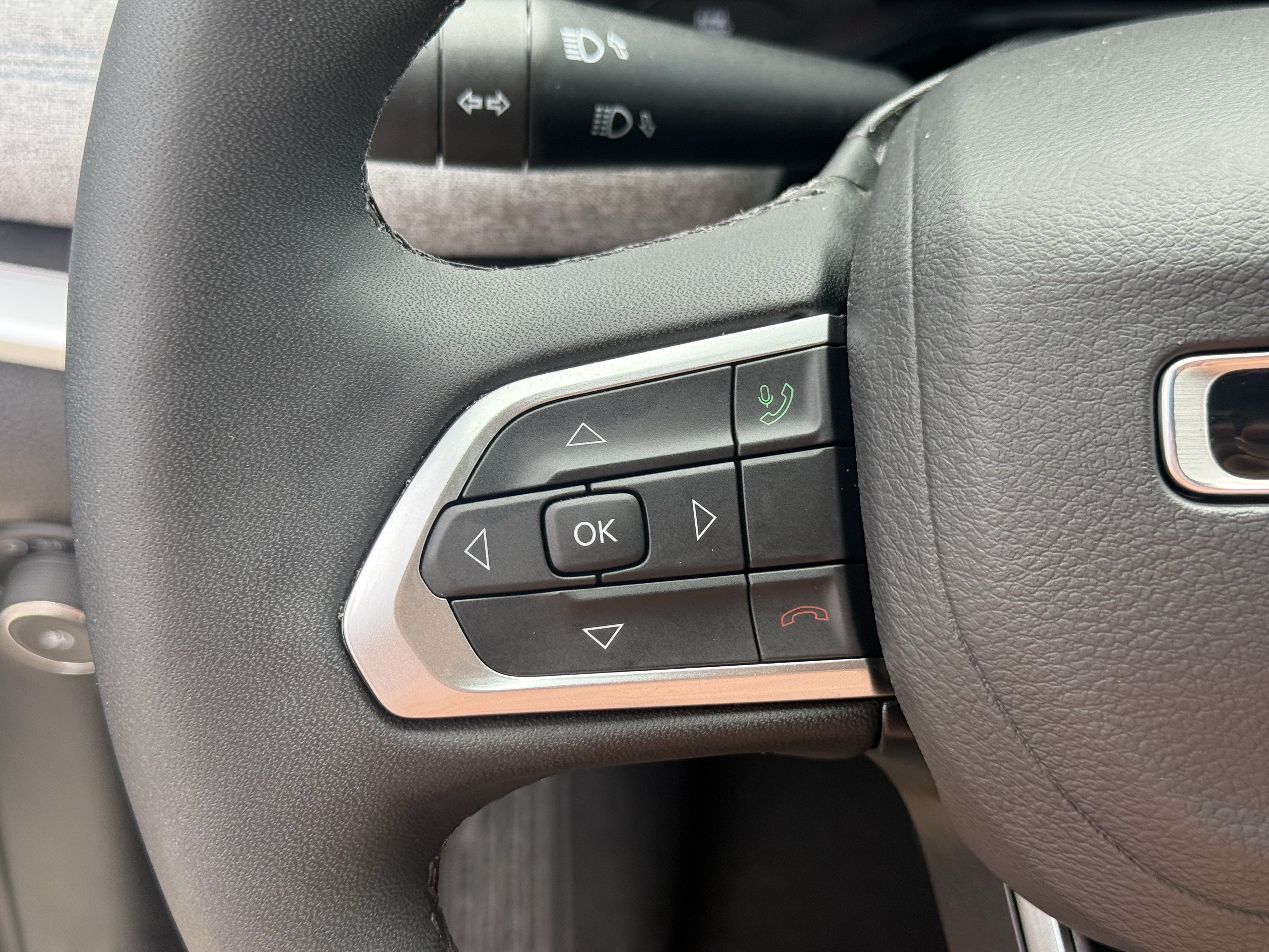 Used 2025 Diamond Black Crystal Pearlcoat Jeep Latitude image 16